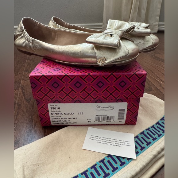 Tory Burch Divine Bow Driver - Spark Gold. Size 10 - Picture 2 of 7